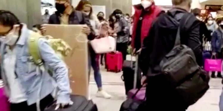 ¿Y la sana distancia? Viajeros abarrotan el aeropuerto de la CDMX