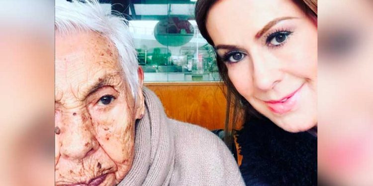 Laura Zapata y su abuelita Eva Mange