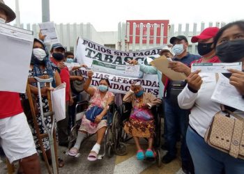 Afectados por las lluvias en Tabasco toman sede de Bienestar - El Sol de México