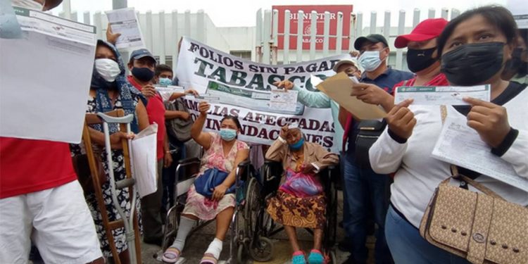 Afectados por las lluvias en Tabasco toman sede de Bienestar - El Sol de México