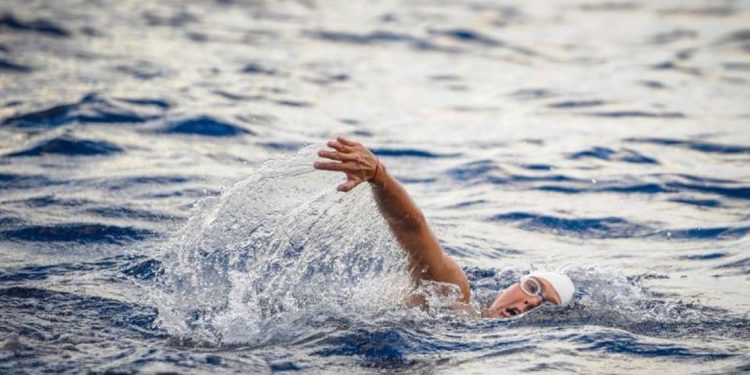 Brazadas con causa | Se enfrenta al mar para ayudar - El Sol de México
