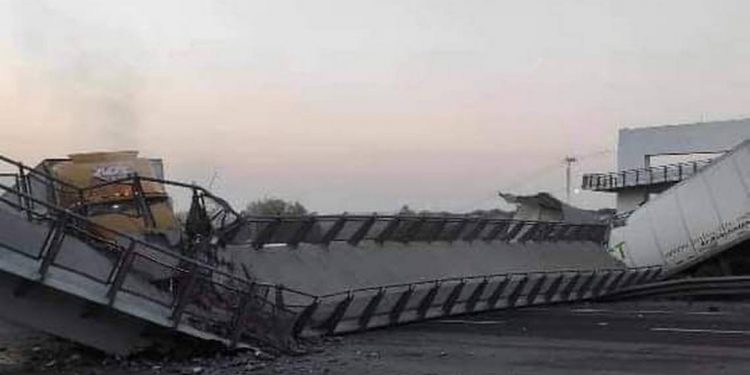 Colapsa puente peatonal en SLP tras impactar tráiler contra su base - El Sol de México