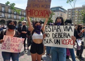 Colectivos feministas marchan en GDL por Victoria; exigen alto al abuso policial