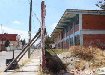 Con ventanas rotas y animales muertos, así se encuentran las escuelas públicas - El Sol de México