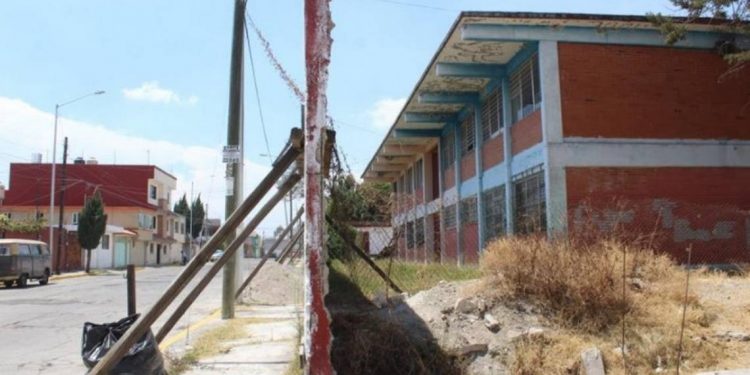 Con ventanas rotas y animales muertos, así se encuentran las escuelas públicas - El Sol de México
