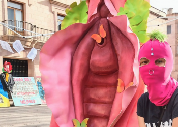 Con vulva gigante, se manifiestan contra la violencia de género en SLP - El Sol de México
