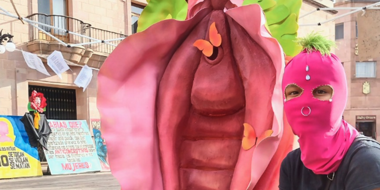 Con vulva gigante, se manifiestan contra la violencia de género en SLP - El Sol de México