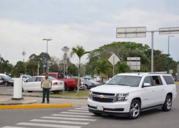 Escoltado y sin revuelo, AMLO regresa a la CDMX