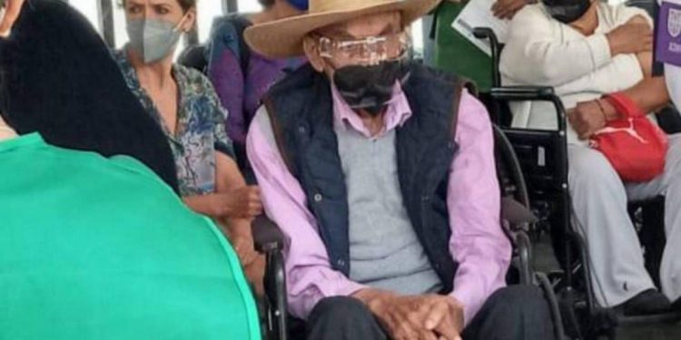 Expresidente Luis Echeverría recibe vacuna Covid a sus 99 años - El Sol de México