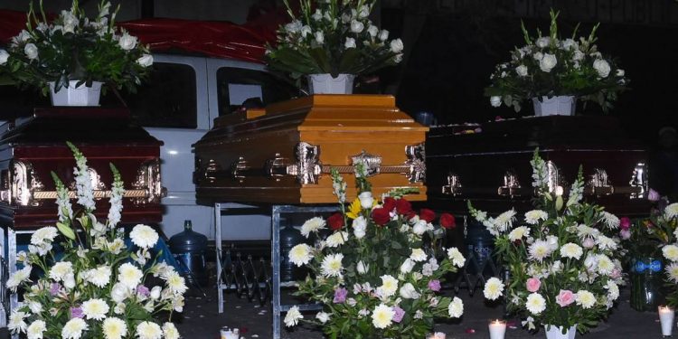 Familias llevan a sus muertos a Segob; denuncian abandono del Gobierno