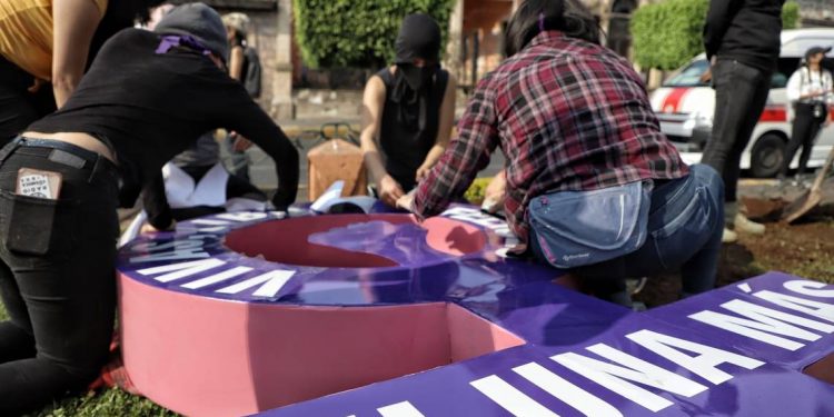 Feministas de Michoacán reinstalan Antimonumenta en Morelia - El Sol de México