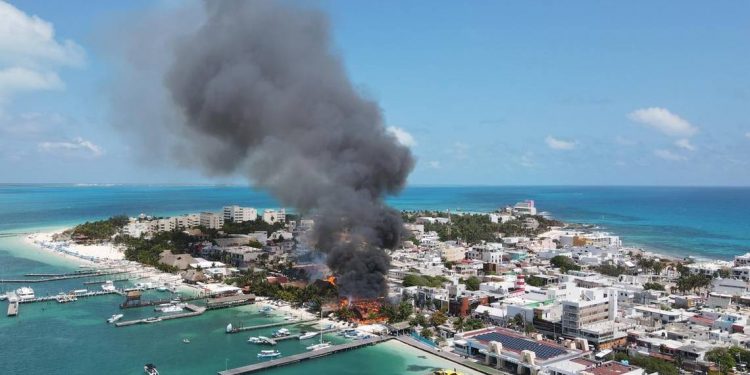 Fuerte incendio consume varios locales comerciales en Isla Mujeres - El Sol de México