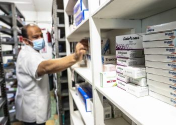 Hospitales improvisan compra de medicinas