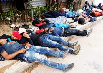 Migrantes están hacinados y sin atención médica en México, acusan