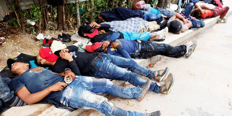 Migrantes están hacinados y sin atención médica en México, acusan