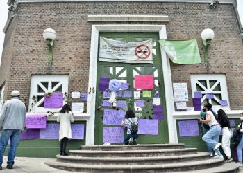 "No estás sola", alumnas de maestra agredida de UAEMex exigen justicia - El Sol de México