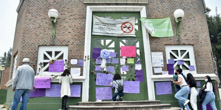 "No estás sola", alumnas de maestra agredida de UAEMex exigen justicia - El Sol de México