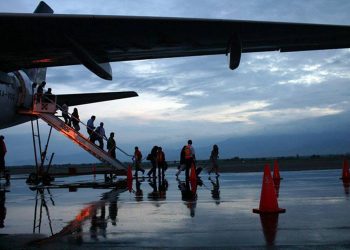 Normalistas liberan aeropuerto de Oaxaca y se reanudan vuelos - El Sol de México