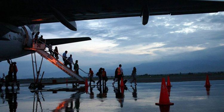Normalistas liberan aeropuerto de Oaxaca y se reanudan vuelos - El Sol de México