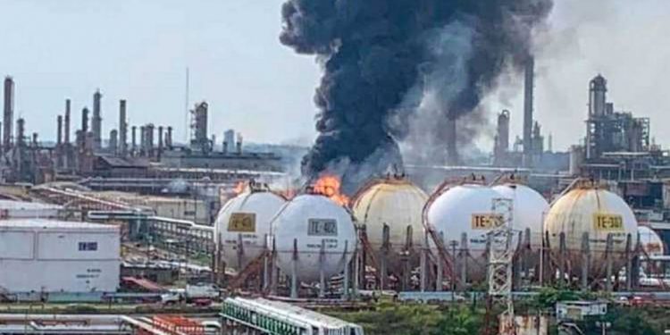 Refinería Lázaro Cárdenas, fuera de operación tras incendio - El Sol de México