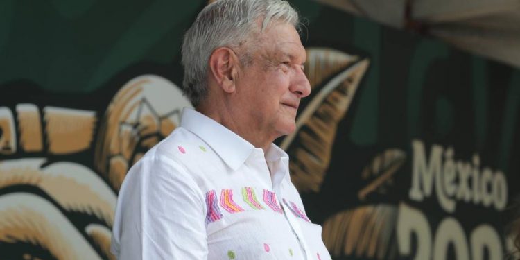 Reparto de libros busca recuperar la historia: AMLO