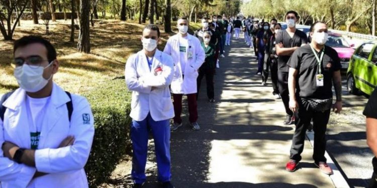 Se reducen los contagios de Covid-19 en los médicos