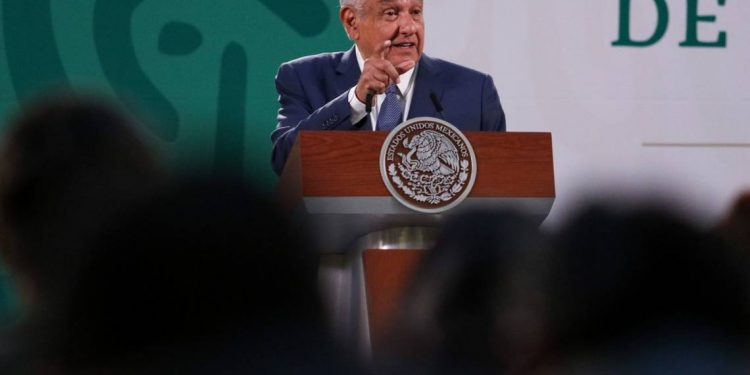 "Vacuna patito" es error o montaje, afirma AMLO - El Sol de México