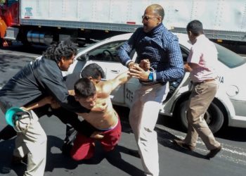 Violenta policía a los detenidos - El Sol de México