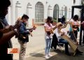 Orquesta de jóvenes lleva música a centros de vacunación