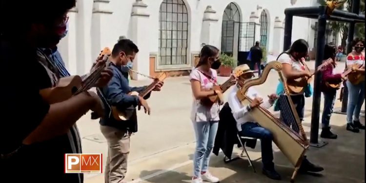 Orquesta de jóvenes lleva música a centros de vacunación