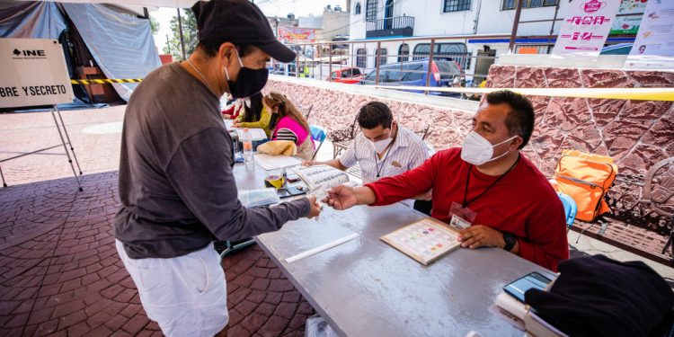 Sobreviviente de Ayotzinapa habla a favor de consulta