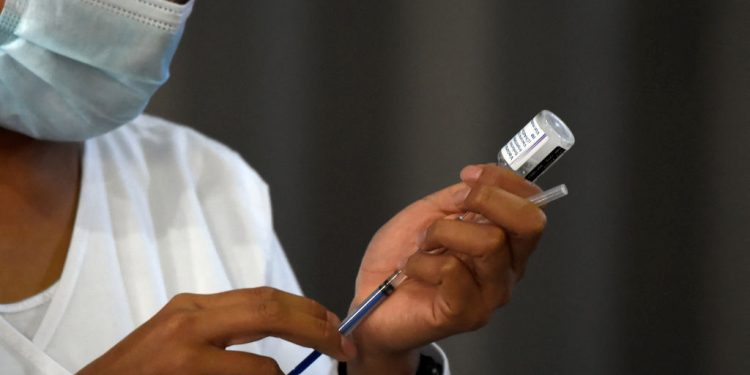 autorizan uso de vacunas AstraZeneca envasadas en el país