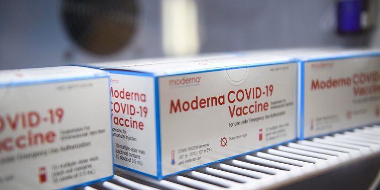 Autorizan en México el uso de emergencia de la vacuna Moderna