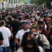 Personas caminan en una calle de Ciudad de México.