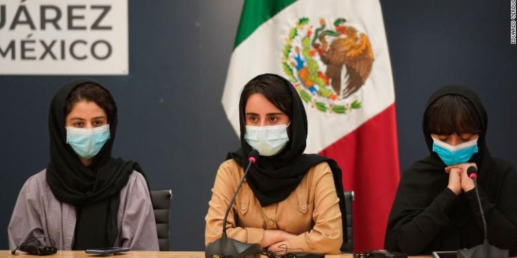 Integrantes del equipo de robótica femenino de Afganistán llegan a México