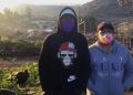 Ángel Ángeles y Josefa Vázquez, ambos pepenadores, frente al basurero tras haber dejado a sus dos hijos en el transporte.