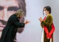 Isabel Díaz Ayuso recibe una medalla del músico Nacho Cano durante los eventos del Dos de Mayo en la sede de la Comunidad de Madrid.