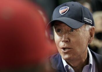 El presidente de EE UU, Joe Biden, este miércoles en un partido de béisbol de carácter benéfico en Washington.