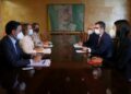 El ministro de la Presidencia, Félix Bolaños (a la derecha, en el centro), con la delegación del PP, con Cuca Gamarra (a la izquierda, en el centro), este martes en el Congreso.