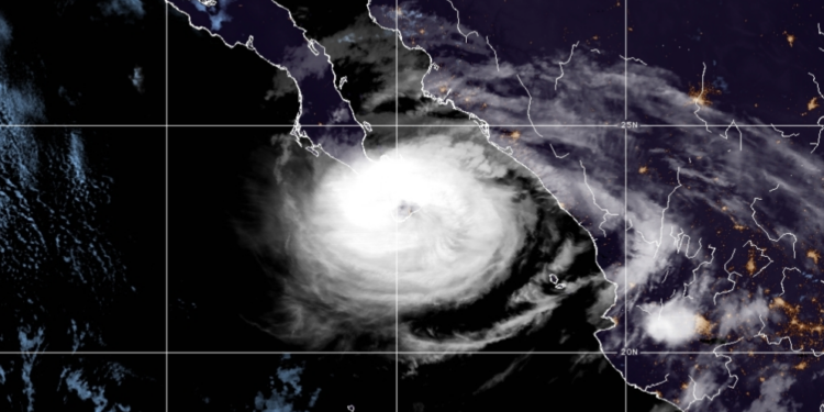 Huracán Olaf toca tierra en Baja California Sur, México