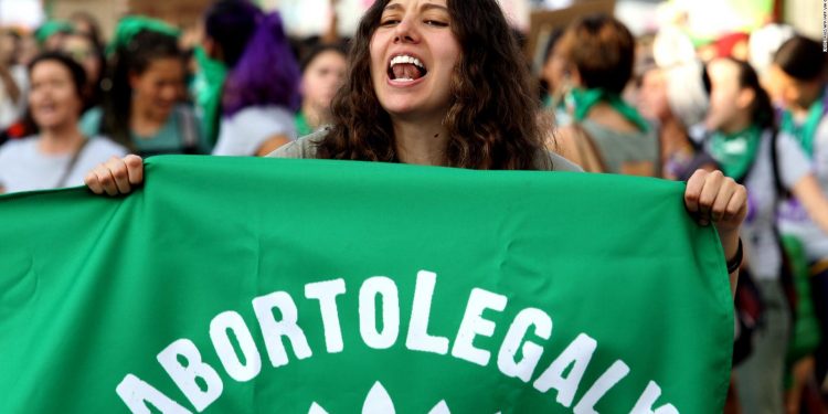 Mujeres, la Iglesia y AMLO reaccionan a la decisión de la Corte Suprema sobre aborto en México