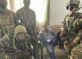Alpha Condé, rodeado de soldados en una imagen difundida por los insurrectos en un edificio institucional de Conakry el pasado 5 de septiembre.
