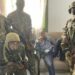 Alpha Condé, rodeado de soldados en una imagen difundida por los insurrectos en un edificio institucional de Conakry el pasado 5 de septiembre.