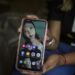 Esmeralda Millán muestra una fotografía tomada el 1 de diciembre de 2018, el día antes de ser atacada con ácido por su expareja, en la casa de su abuela en el estado de Puebla, México.