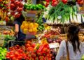 Frutas Y Verduras Frescas En El Mercado De Frutas. Mercado De Verduras Con  Los Alimentos Orgánicos Fotos, Retratos, Imágenes Y Fotografía De Archivo  Libres De Derecho. Image 38484152.