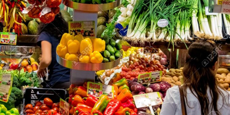 Frutas Y Verduras Frescas En El Mercado De Frutas. Mercado De Verduras Con  Los Alimentos Orgánicos Fotos, Retratos, Imágenes Y Fotografía De Archivo  Libres De Derecho. Image 38484152.