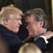 Fotografía de archivo de 2017 de Donald Trump con Steve Bannon.