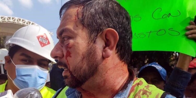 Bloquean gaseros vía a Toluca; chocan con policía en CDMX