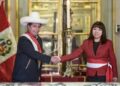 El presidente de Perú, Pedro Castillo, saluda a Myrtha Vásquez, nueva presidenta del Consejo de Ministros.