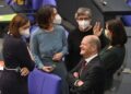 La colíder de los verdes, Annalena Baerbock (de azul) y el ministro de Finanzas y próximo canciller socialdemócrata Olaf Scholz, en un corrillo con miembros de ambos partidos en la sesión de constitución del Bundestag.